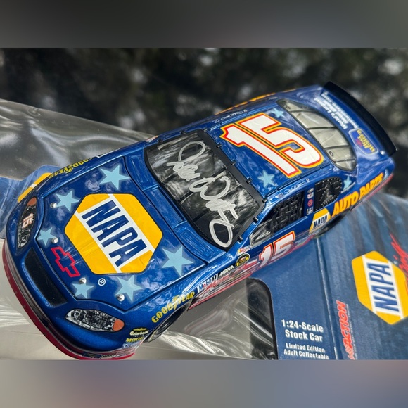 Autographed Michael Waltrip #15 - NAPA 1/24 Scale Limited Edition Stock Car. - Picture 2 of 9